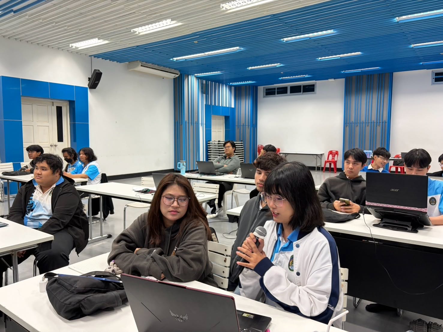 บรรยากาศกิจกรรม CS Bootcamp for Future Innovators หัวข้อ Problem Discovery & Business Model โดยได้รับเกียรติจาก อาจารย์รัญชิดา เบริล อาจารย์ประจำสาขาวิชาการบัญชี คณะวิทยาการจัดการ เป็นวิทยากรในการถ่ายทอดความรู้และประสบการณ์ด้านการพัฒนาแนวคิดนวัตกรรมเชิงธุ - รูปที่ 7