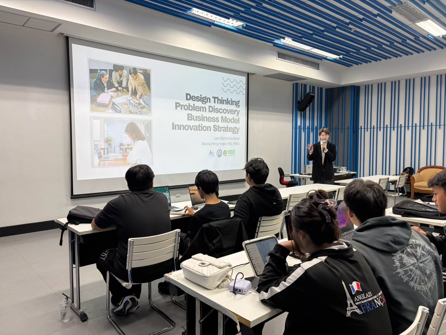บรรยากาศกิจกรรม CS Bootcamp for Future Innovators หัวข้อ Problem Discovery & Business Model โดยได้รับเกียรติจาก อาจารย์รัญชิดา เบริล อาจารย์ประจำสาขาวิชาการบัญชี คณะวิทยาการจัดการ เป็นวิทยากรในการถ่ายทอดความรู้และประสบการณ์ด้านการพัฒนาแนวคิดนวัตกรรมเชิงธุ - รูปที่ 3
