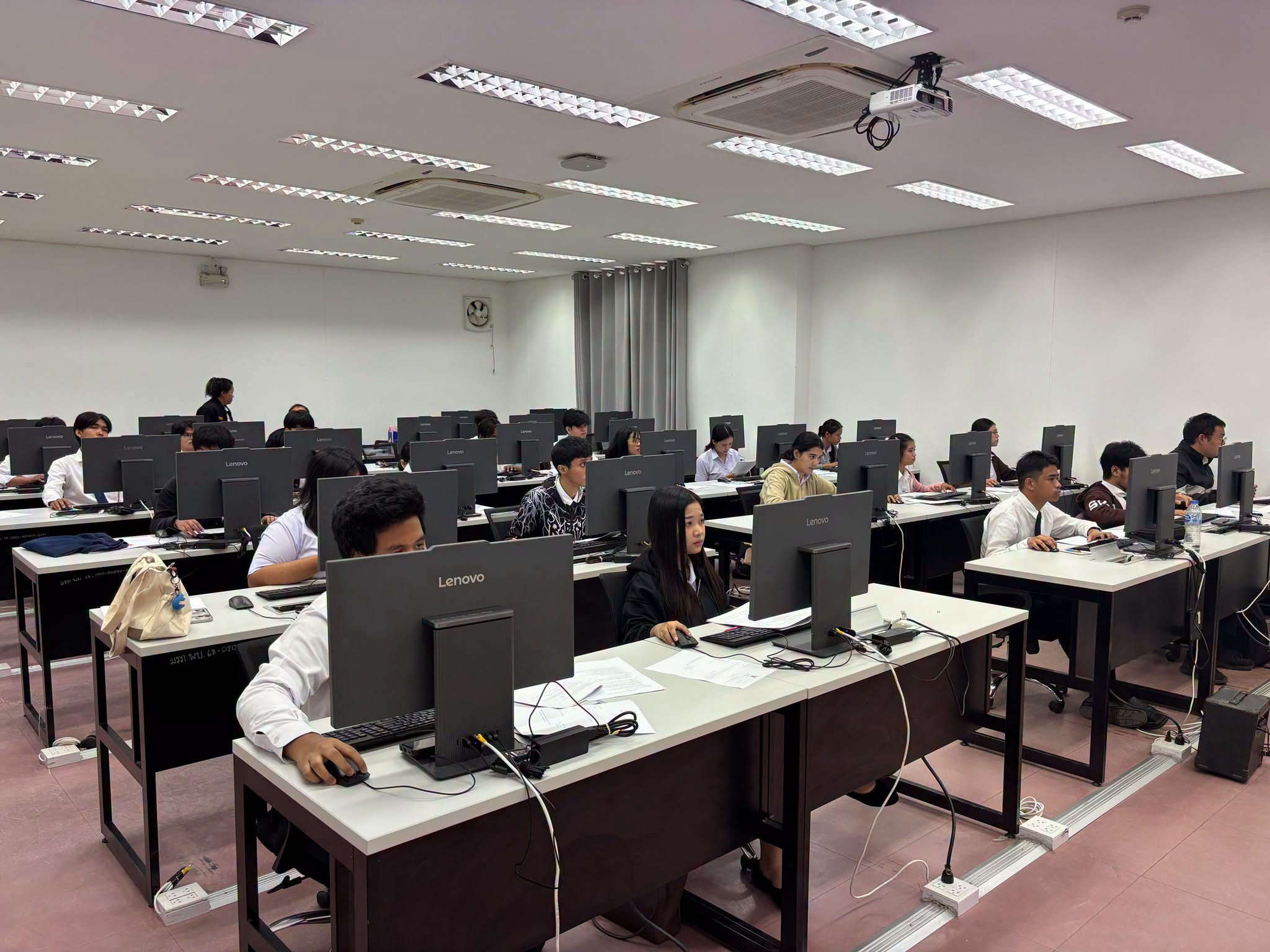 คณะเทคโนโลยีสารสนเทศ ร่วมสถาบันพัฒนาฝีมือแรงงาน 35 เพชรบุรี จัดทดสอบมาตรฐานฝีมือแรงงานแห่งชาติ ยกระดับทักษะด้านคอมพิวเตอร์ให้นักศึกษา - รูปที่ 5