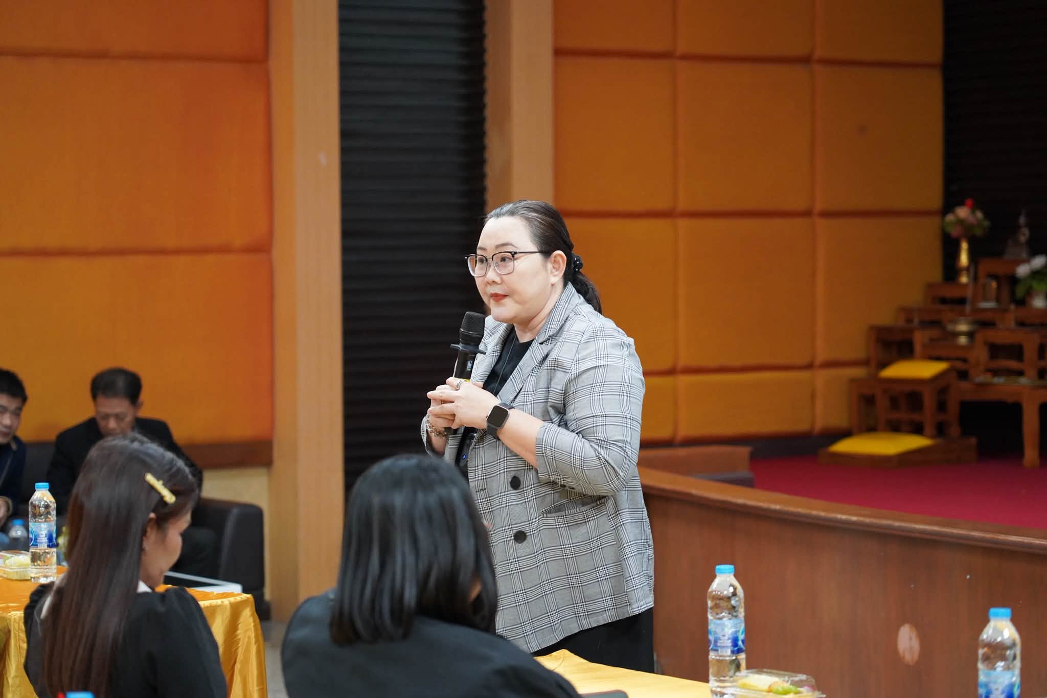 อาจารย์ ดร.พีรศุษย์ บุญมาธรรม คณบดีคณะเทคโนโลยีสารสนเทศ และอาจารย์ ดร.กฤษดา ด่านประสิทธิ์พร ผู้ช่วยคณบดี ร่วมต้อนรับนักศึกษาระดับบัณฑิตศึกษา - รูปที่ 2