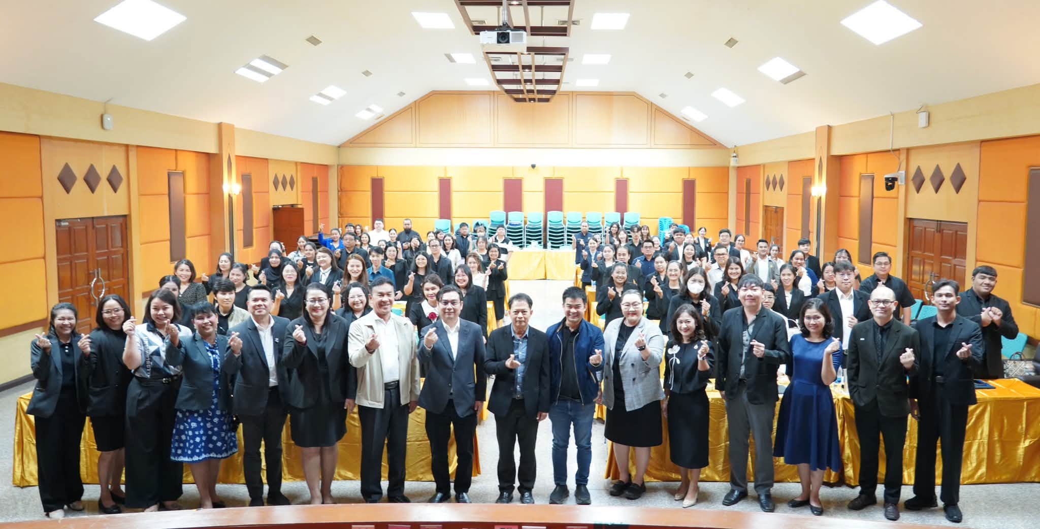 อาจารย์ ดร.พีรศุษย์ บุญมาธรรม คณบดีคณะเทคโนโลยีสารสนเทศ และอาจารย์ ดร.กฤษดา ด่านประสิทธิ์พร ผู้ช่วยคณบดี ร่วมต้อนรับนักศึกษาระดับบัณฑิตศึกษา