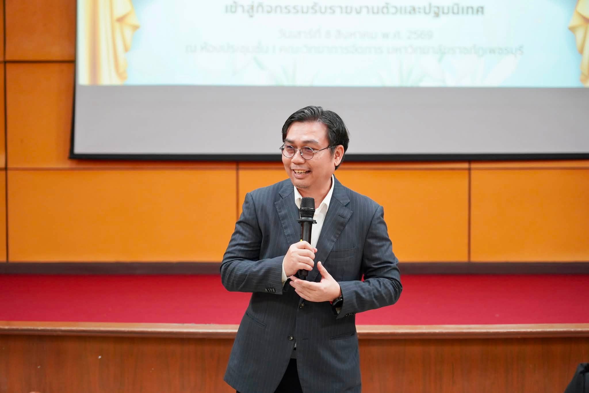 อาจารย์ ดร.พีรศุษย์ บุญมาธรรม คณบดีคณะเทคโนโลยีสารสนเทศ และอาจารย์ ดร.กฤษดา ด่านประสิทธิ์พร ผู้ช่วยคณบดี ร่วมต้อนรับนักศึกษาระดับบัณฑิตศึกษา - รูปที่ 3