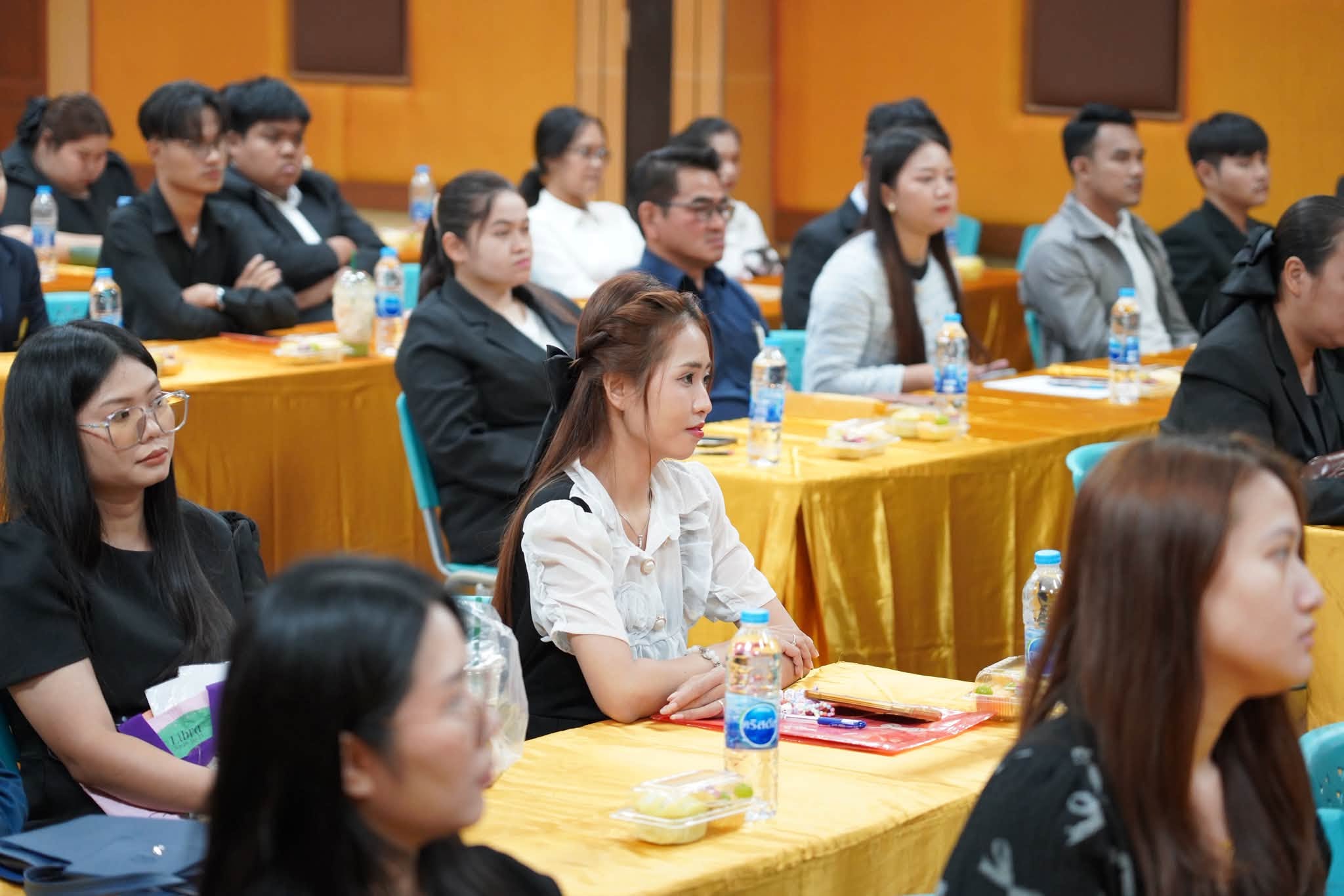 อาจารย์ ดร.พีรศุษย์ บุญมาธรรม คณบดีคณะเทคโนโลยีสารสนเทศ และอาจารย์ ดร.กฤษดา ด่านประสิทธิ์พร ผู้ช่วยคณบดี ร่วมต้อนรับนักศึกษาระดับบัณฑิตศึกษา - รูปที่ 8