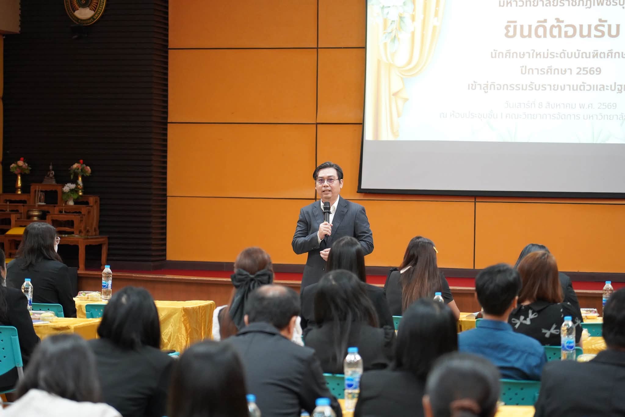 อาจารย์ ดร.พีรศุษย์ บุญมาธรรม คณบดีคณะเทคโนโลยีสารสนเทศ และอาจารย์ ดร.กฤษดา ด่านประสิทธิ์พร ผู้ช่วยคณบดี ร่วมต้อนรับนักศึกษาระดับบัณฑิตศึกษา - รูปที่ 7