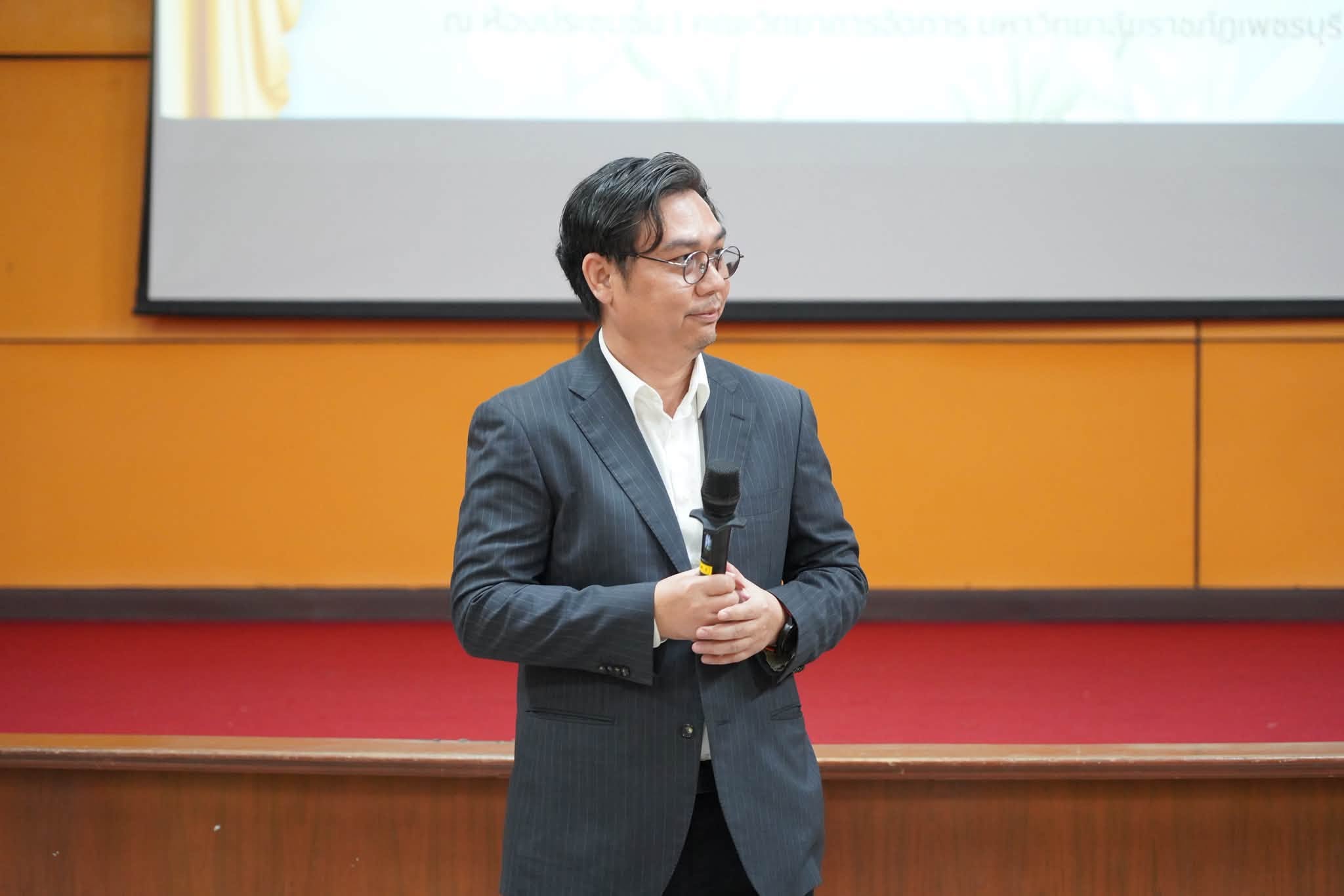 อาจารย์ ดร.พีรศุษย์ บุญมาธรรม คณบดีคณะเทคโนโลยีสารสนเทศ และอาจารย์ ดร.กฤษดา ด่านประสิทธิ์พร ผู้ช่วยคณบดี ร่วมต้อนรับนักศึกษาระดับบัณฑิตศึกษา - รูปที่ 6
