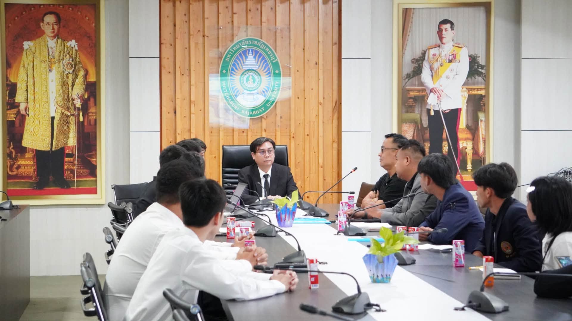 อาจารย์ ดร.พีรศุษย์ บุญมาธรรม คณบดี และอาจารย์ ดร.ปราโมทย์ ตงฉิน รองคณบดีฝ่ายกิจการนักศึกษา พร้อมด้วย สโมสรนักศึกษาคณะเทคโนโลยีสารสนเทศ ให้การต้อนรับ กองพัฒนานักศึกษา