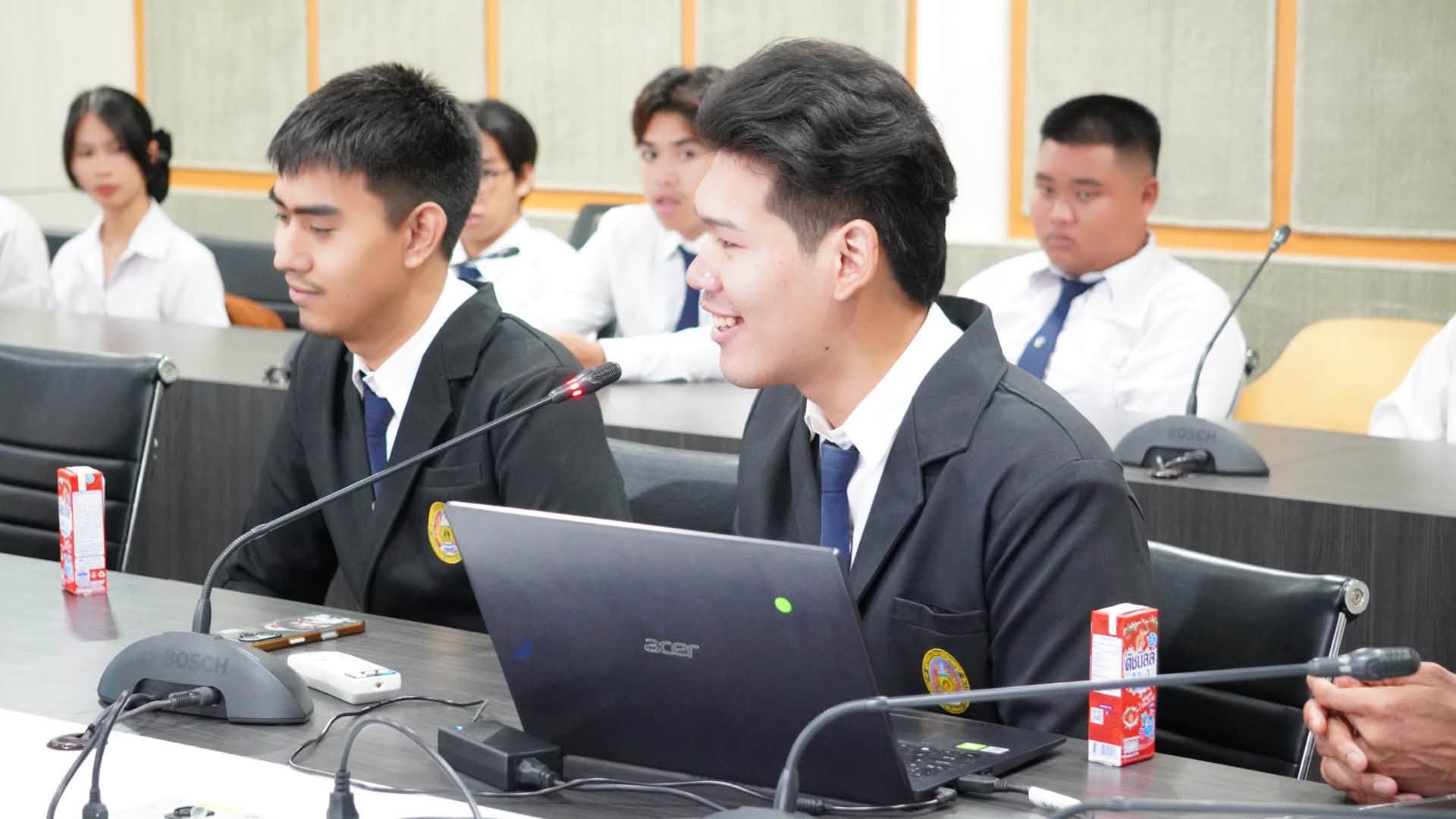 อาจารย์ ดร.พีรศุษย์ บุญมาธรรม คณบดี และอาจารย์ ดร.ปราโมทย์ ตงฉิน รองคณบดีฝ่ายกิจการนักศึกษา พร้อมด้วย สโมสรนักศึกษาคณะเทคโนโลยีสารสนเทศ ให้การต้อนรับ กองพัฒนานักศึกษา - รูปที่ 6