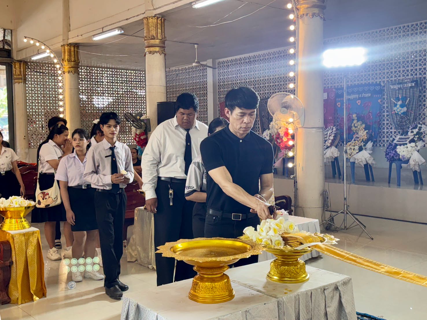 อาจารย์ ดร.พีรศุษย์ บุญมาธรรม คณบดีคณะเทคโนโลยีสารสนเทศ นำผู้บริหาร คณาจารย์ บุคลากร นักศึกษา - รูปที่ 4